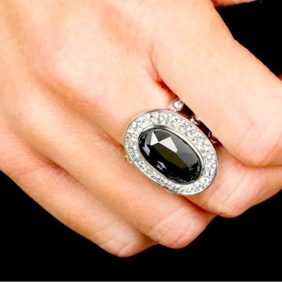 🩶🩶  “ALWAYS OVAL-ACHIEVING” SILVER ELEGANT SILVER RHINESTONE RING ~ PAPARAZZI❗️ - Picture 2 of 4